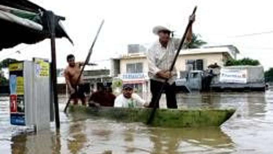 Las inundaciones atrapan en sus casas a 300.000 mexicanos