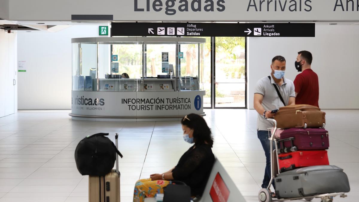 Pasajeros dentro del aeropuerto de Corvera.