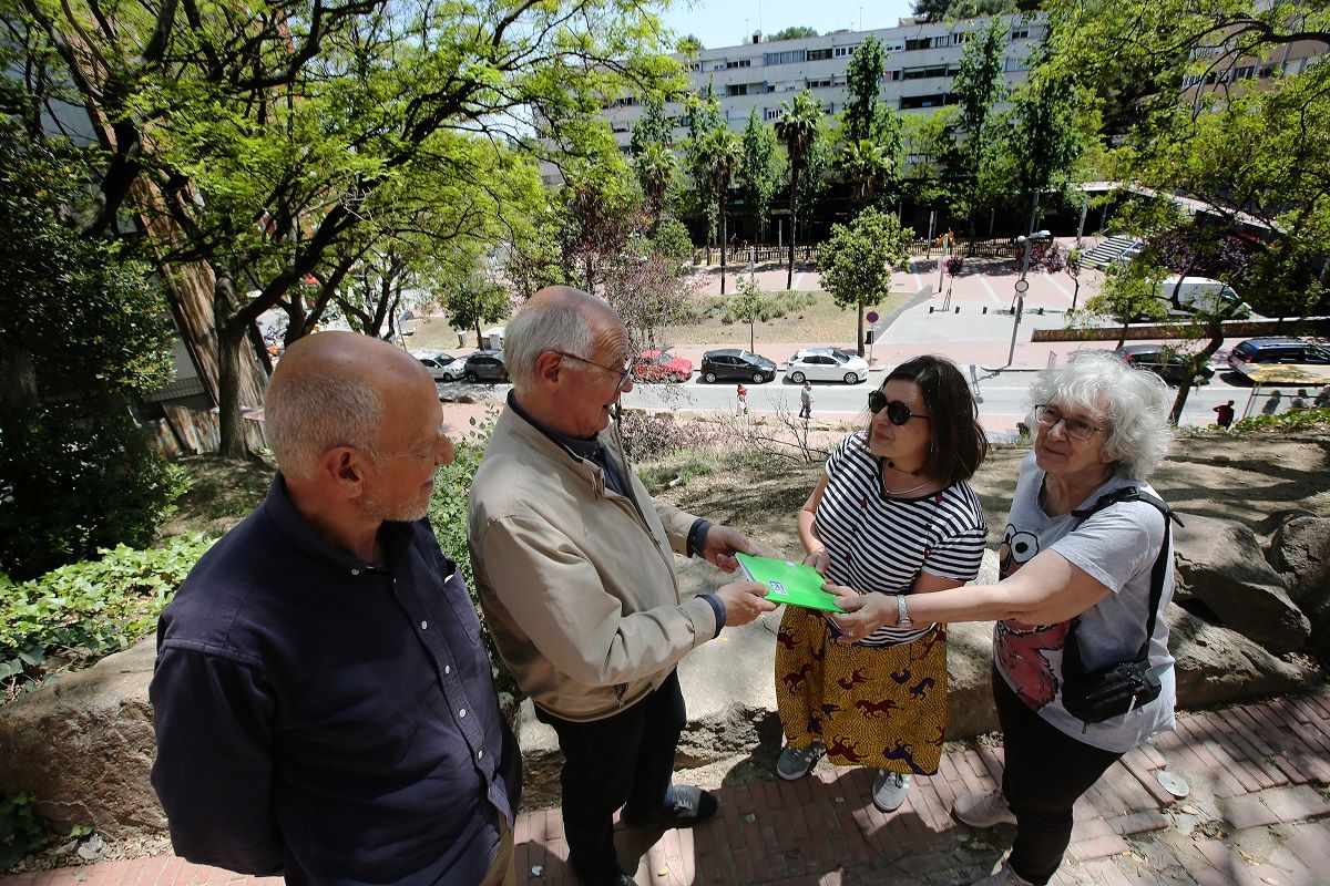 El número 7 del PSC, Lluís Rabell, con el consejero de distrito Toni Pallarès, recogiendo la libreta de las vecinas de Ciutat Meridiana