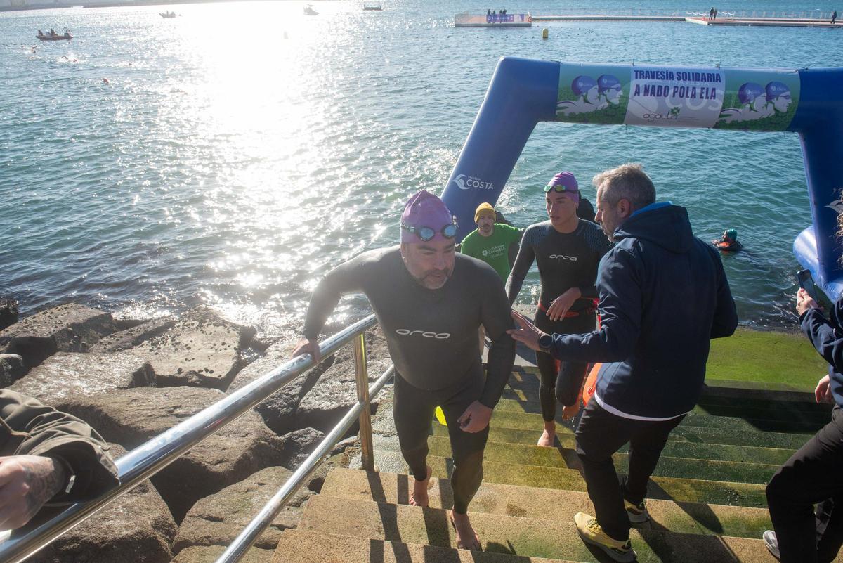 A Coruña desafía al frío y al mar para visibilizar la ELA