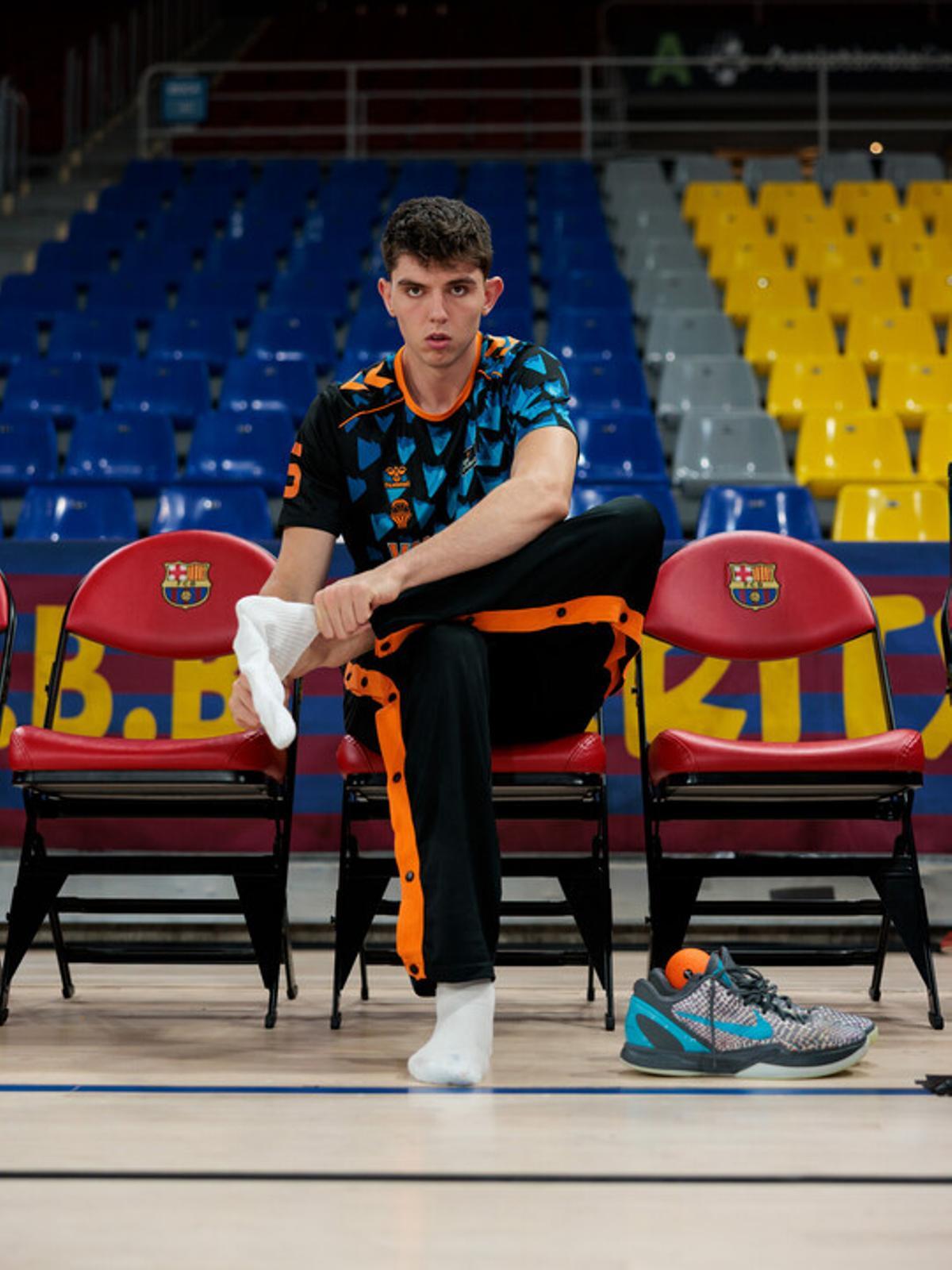 Sergio de Larrea, concentrado antes del calentamiento previo al cuarto partido de la final.