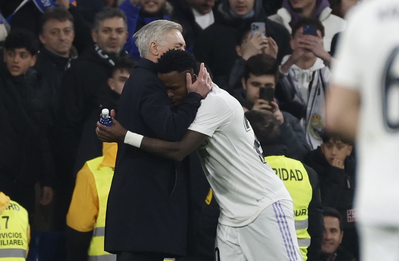 Carlo Ancelotti, entrenador del Real Madrid, se abraza con Vinicius durante el partido contra el Valencia.