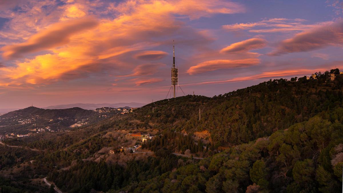 Salida del Sol en Barcelona, el 8 de febrero del 2024, con presencia de nubes altas y medias, algunas de ellas lenticulares