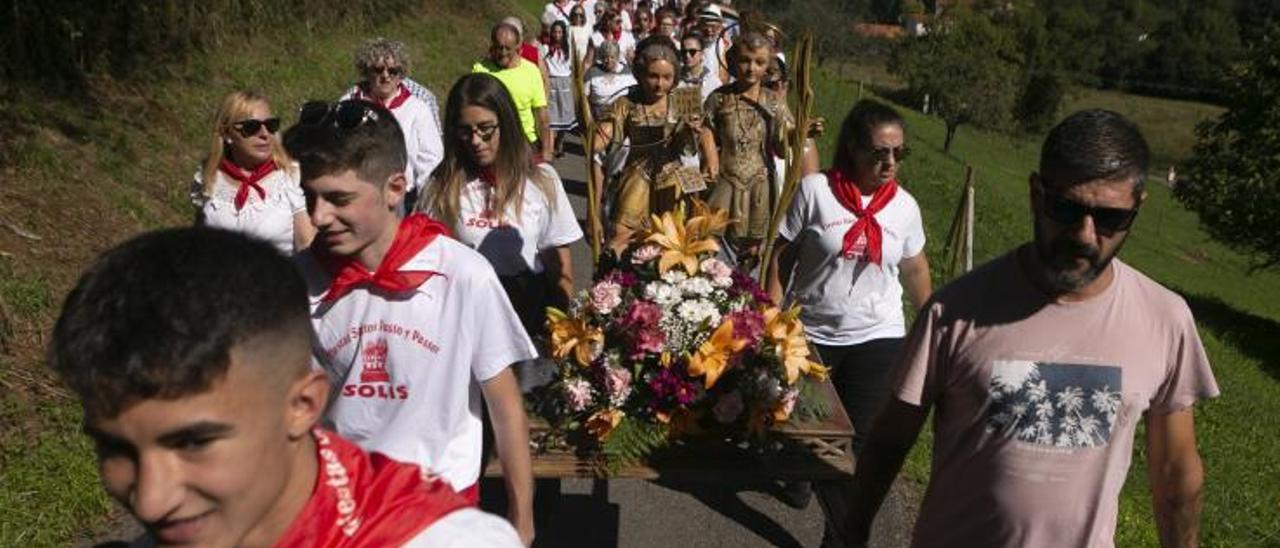 La cabeza de la procesión de San Justo y Pastor, ayer, en Solís, seguida por un río de gente. | María Fuentes