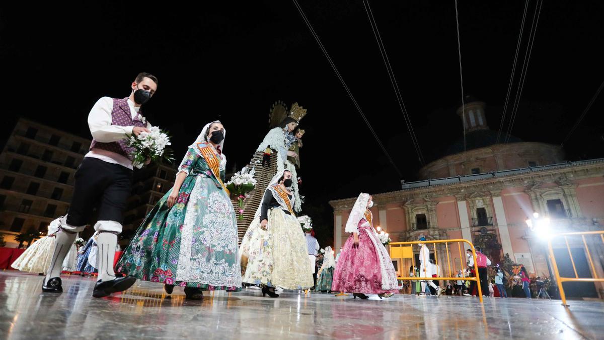 Búscate en el primer día de la ofrenda por la Calle Caballeros de las 21:00 a las 22:00