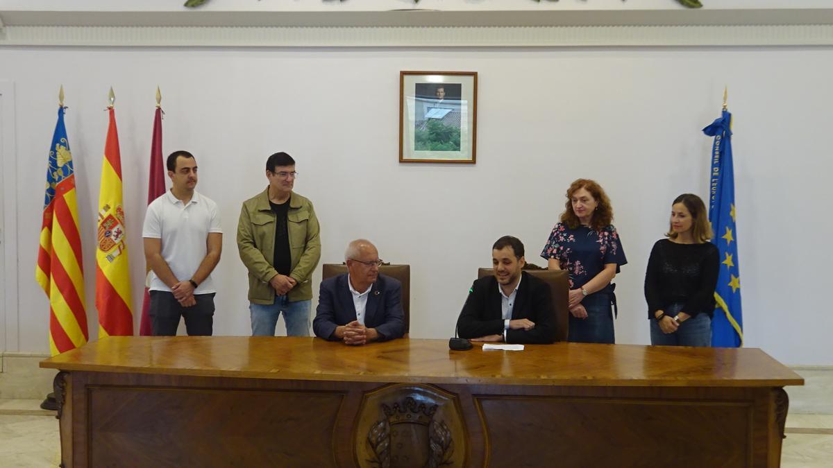 El alcalde de Dénia, Vicent Grimalt esta semana tras firmar la adhesión al festival de la Macma, Iecma y la banda de Dénia