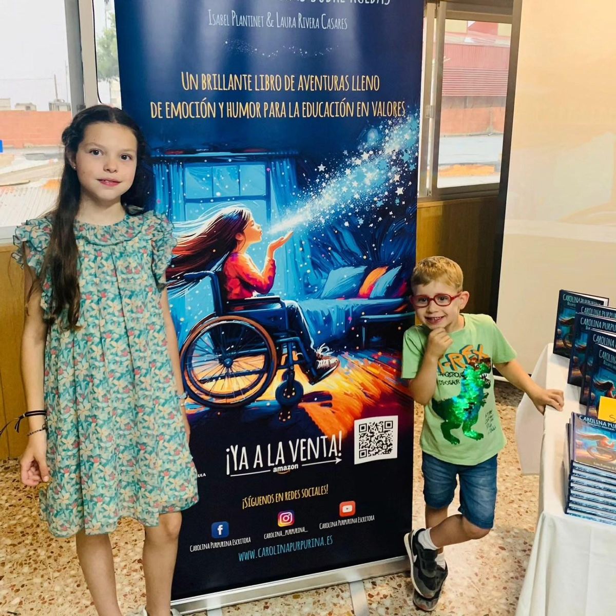 Pau con la hermana de Carolina, autora del libro.