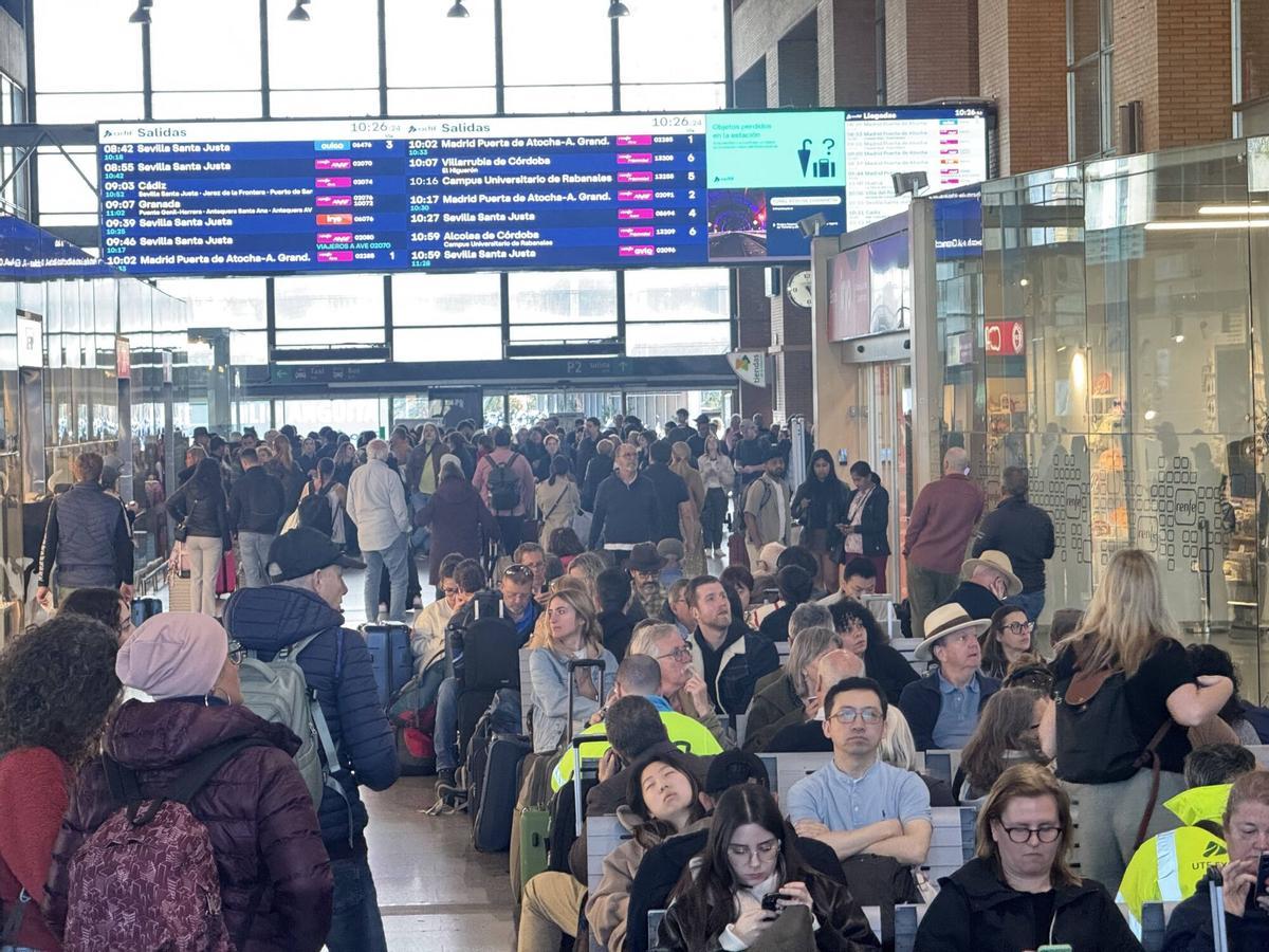 Problemas y retrasos en el AVE Madrid Sevilla. Estacion de trenes Cordoba