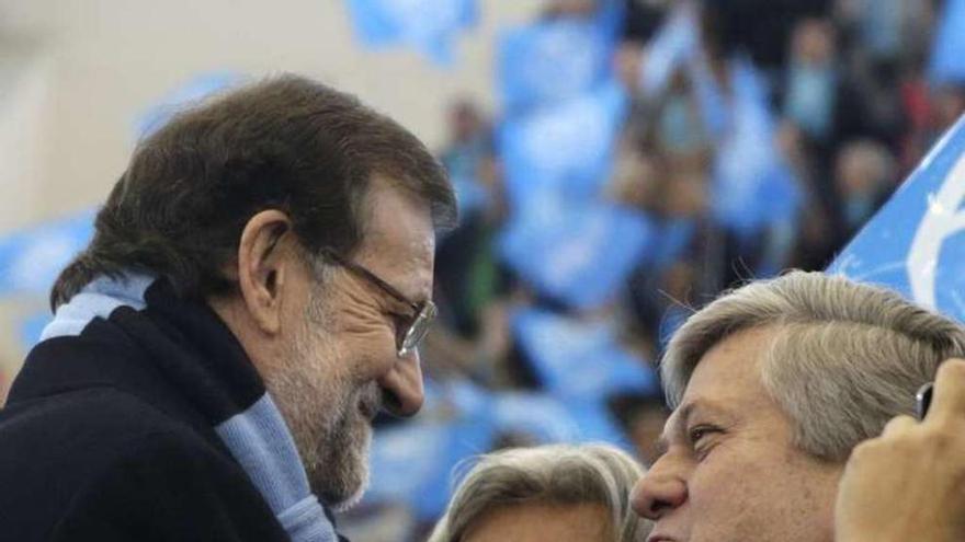 Rajoy saluda al padre del opositor venezolano Leopoldo López. // Reuters