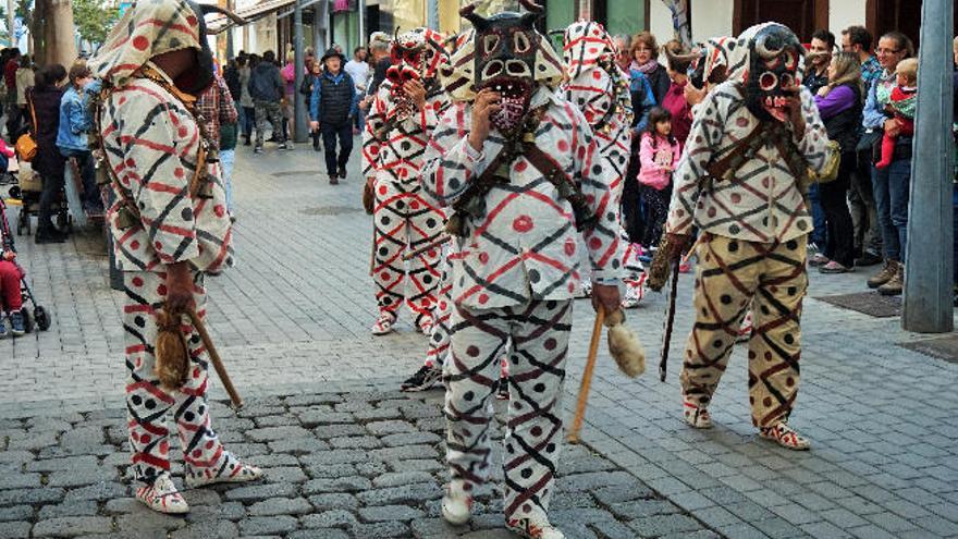 Los Buches y Los Diabletes reviven la fiesta más tradicional