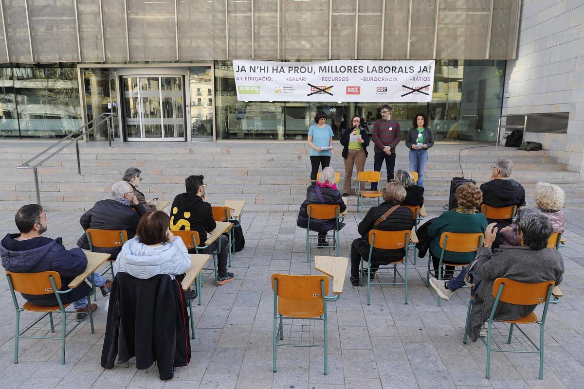 Girona. Seu Generalitat. Roda de premsa dels docents gironins que es manifestaran dijous per reclamar millores despres de l'acord insuficient entre Educacio i els sindicats CCOO i UGT.