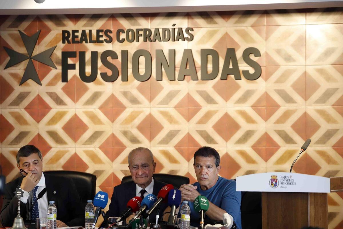 El rector de la Universidad de Málaga, Teodomiro López; el presidente de la Fundación Lágrimas y Favores, Antonio Banderas; el director de la Cátedra de Estudios Cofrades de la UMA, Benjamín del Alcázar, además de otros representantes de entidades malagueñas, asisten a la presentación del estudio 'Análisis del perfil e impacto económico de los visitantes a la Semana Santa de Málaga 2025'