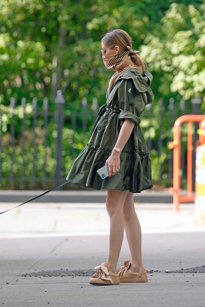 Olivia Palermo con vestido en color verde y zapatillas