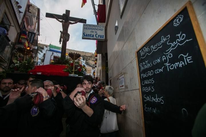 Alicante se vuelca con la procesión de Santa Cruz