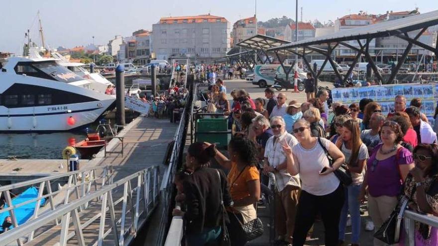 Los pantalanes de O Corgo en O Grove tomados por los turistas para viajar en los catamaranes de recreo. // Muñiz