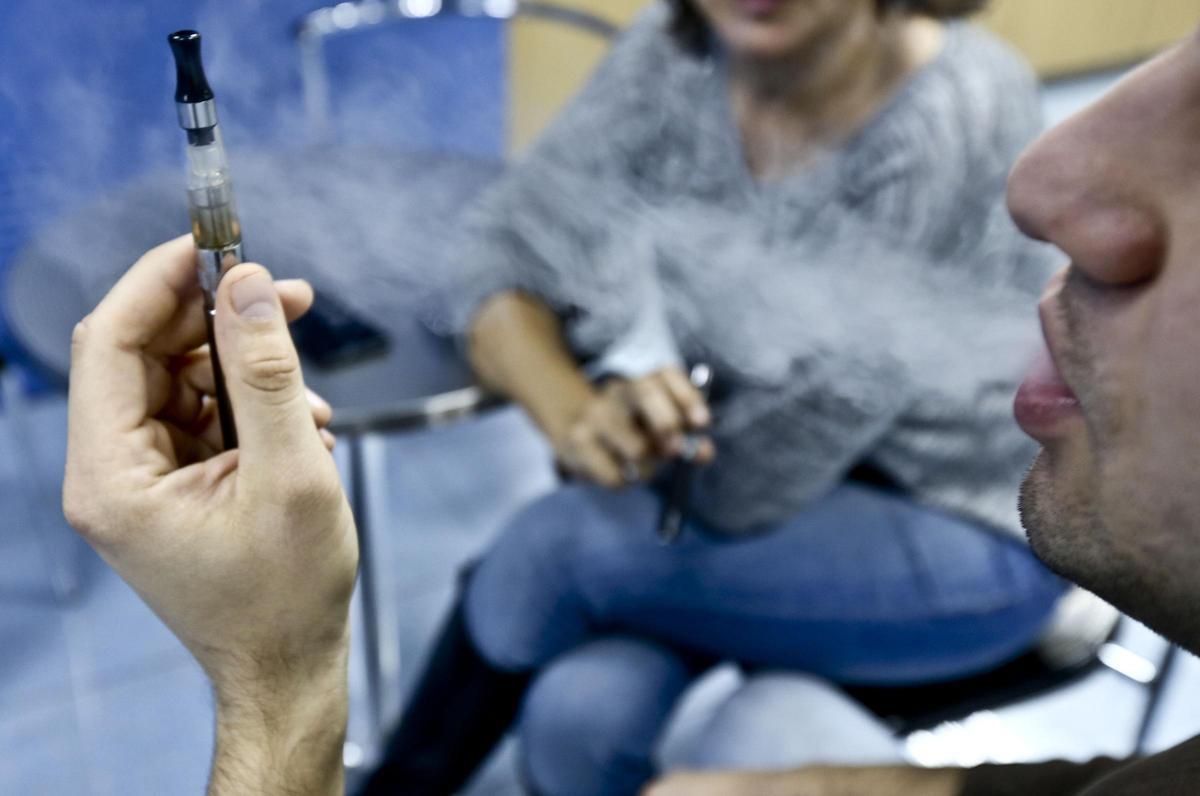 Más de la mitad de los jóvenes vapean en Alicante