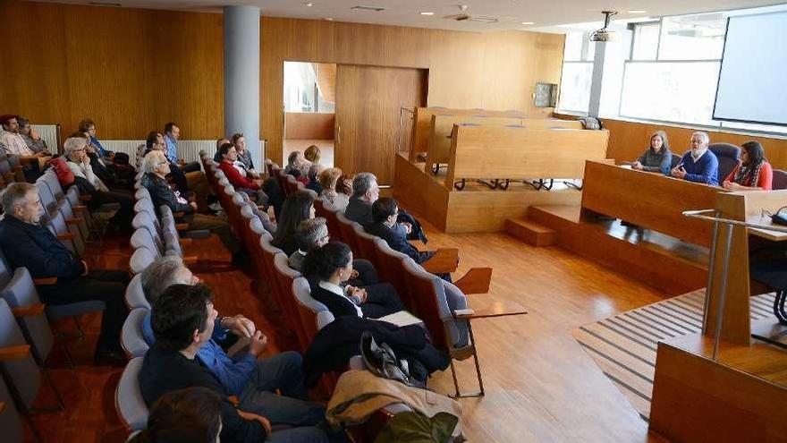 Un acto de la oficina del consumidor en el Concello de Cangas. // Gonzalo Núñez