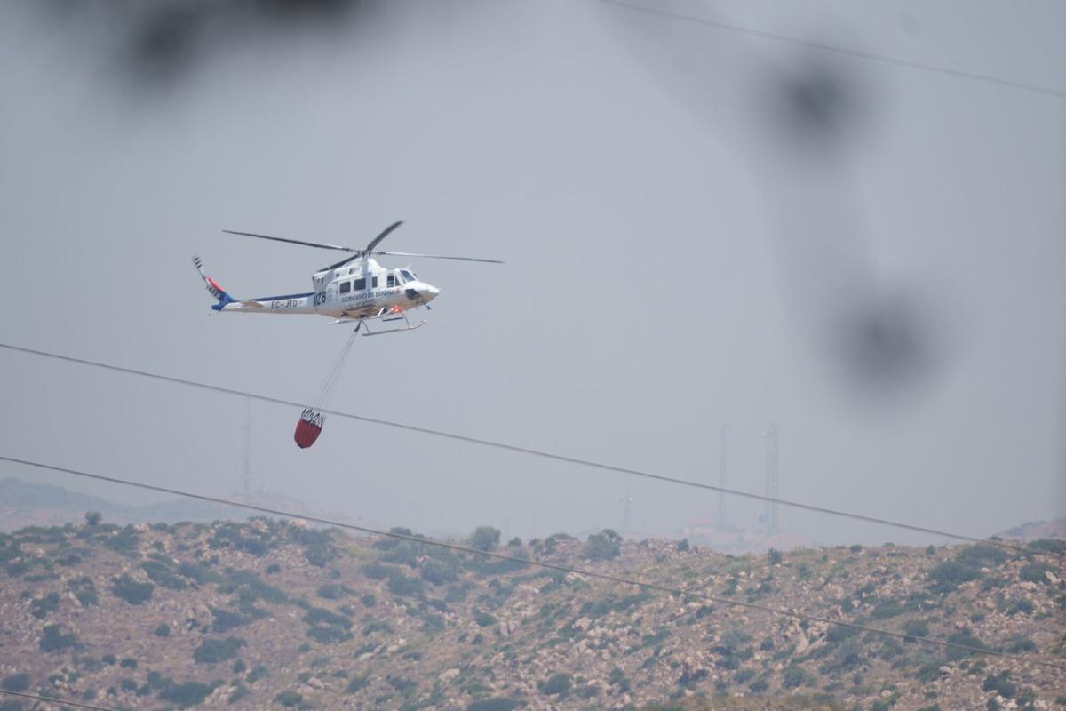 Medios aéreos trabajan en las labores de extinción del incendio forestal de los Gallardos (Almería), a 10 de julio de 2026, en Los Gallardos, Almería, Andalucía (España).