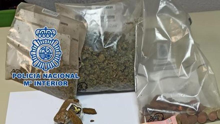 Dos detenidos por menudeo de drogas en el barrio de las Moreras