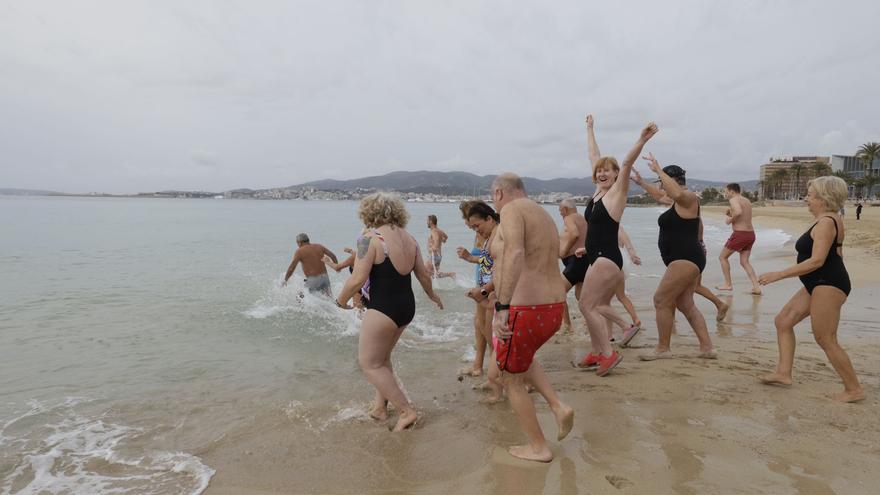 Primer baño del año en Mallorca con quince grados en el Mediterráneo
