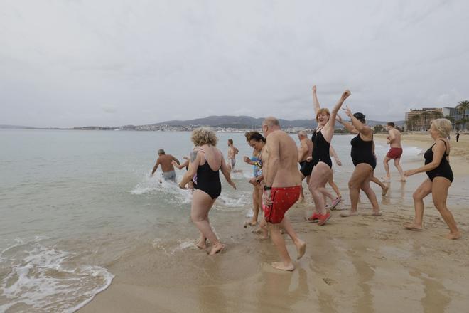 Primer baño del año en Mallorca con quince grados en el Mediterráneo