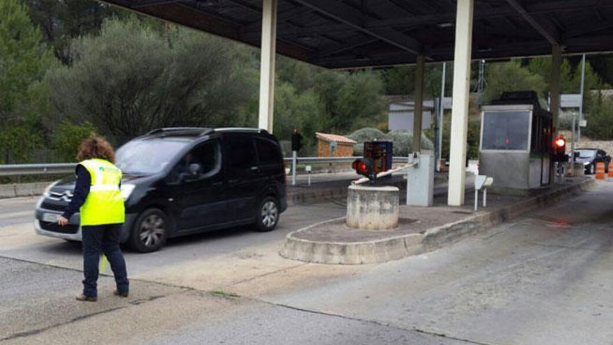 Los trabajadores de la concesionaria han abierto el peaje y ya dejan pasar a los vehículos gratis.