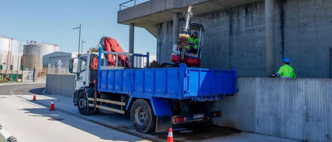 Obras de reparación del emisario submarino de la EDAR de Vilagarcía.