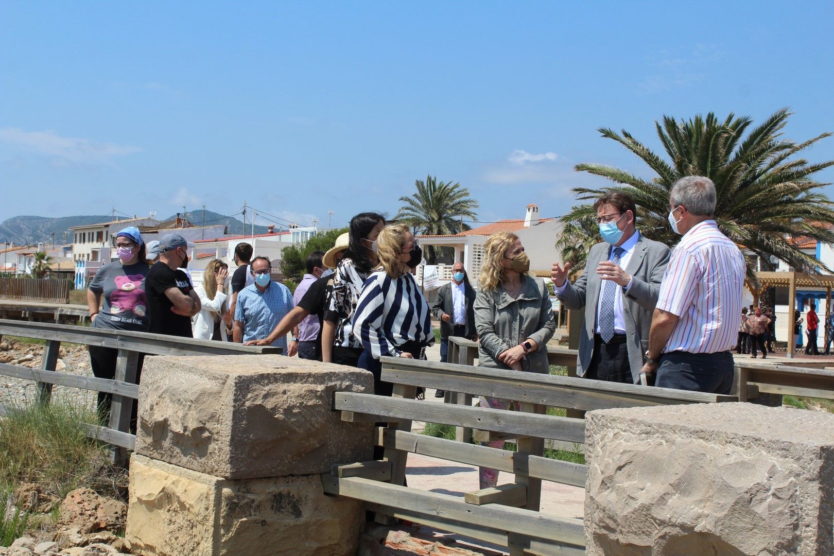 Puig visita Torre la Sal y descarta el derribo del poblado