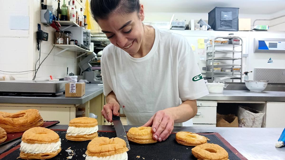 Esther Real, cortando el hojaldre para los 'tortells' de nata individuales de Forn Gil.