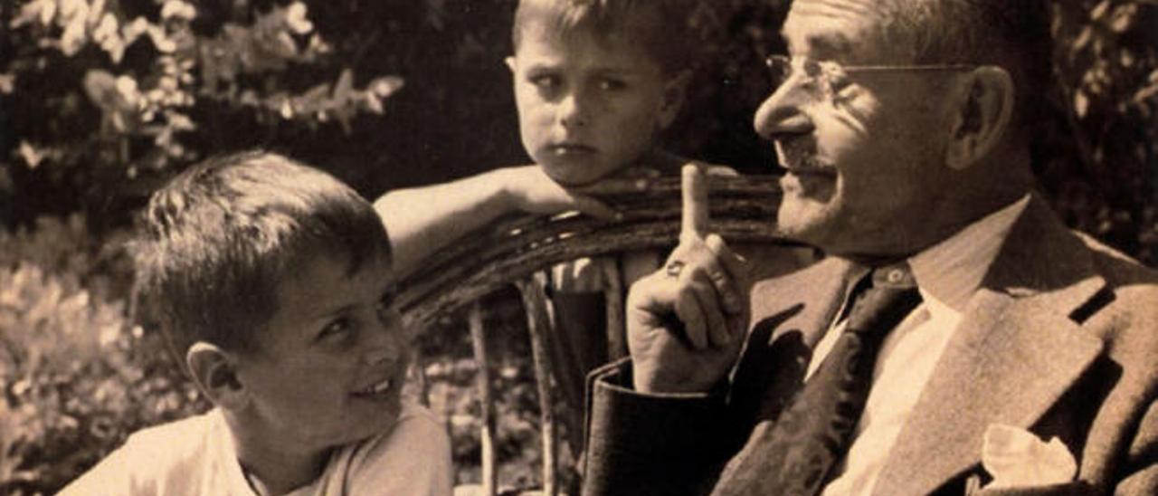 Thomas Mann con sus nietos.