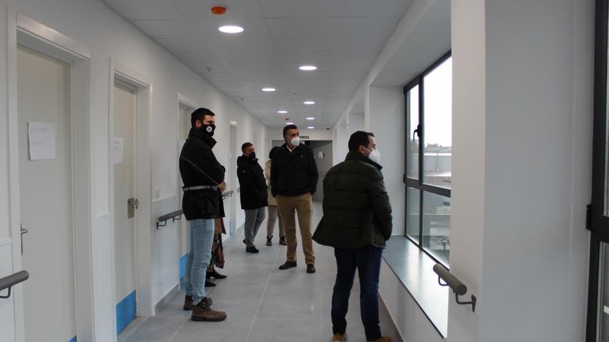 El alcalde de Coria, entre otras personas, durante una visita al edificio del futuro centro de día.