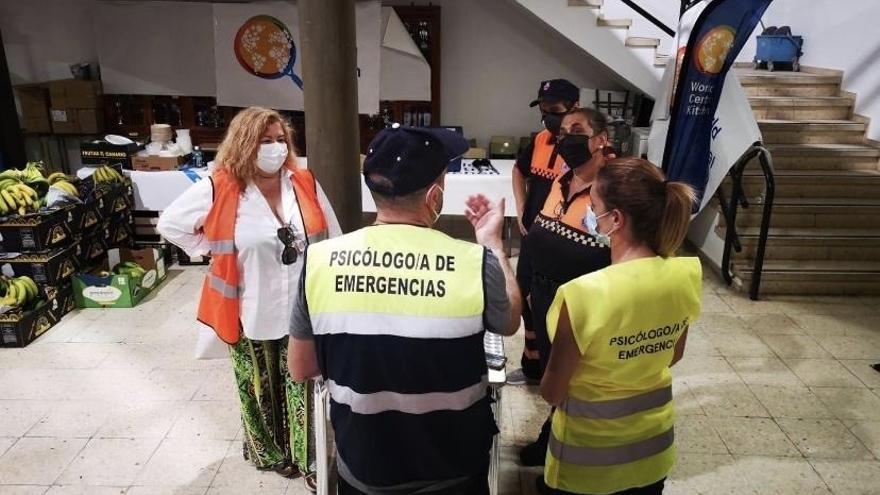 Psicólogos atienden a damnificados por la erupción volcánica en La Palma.