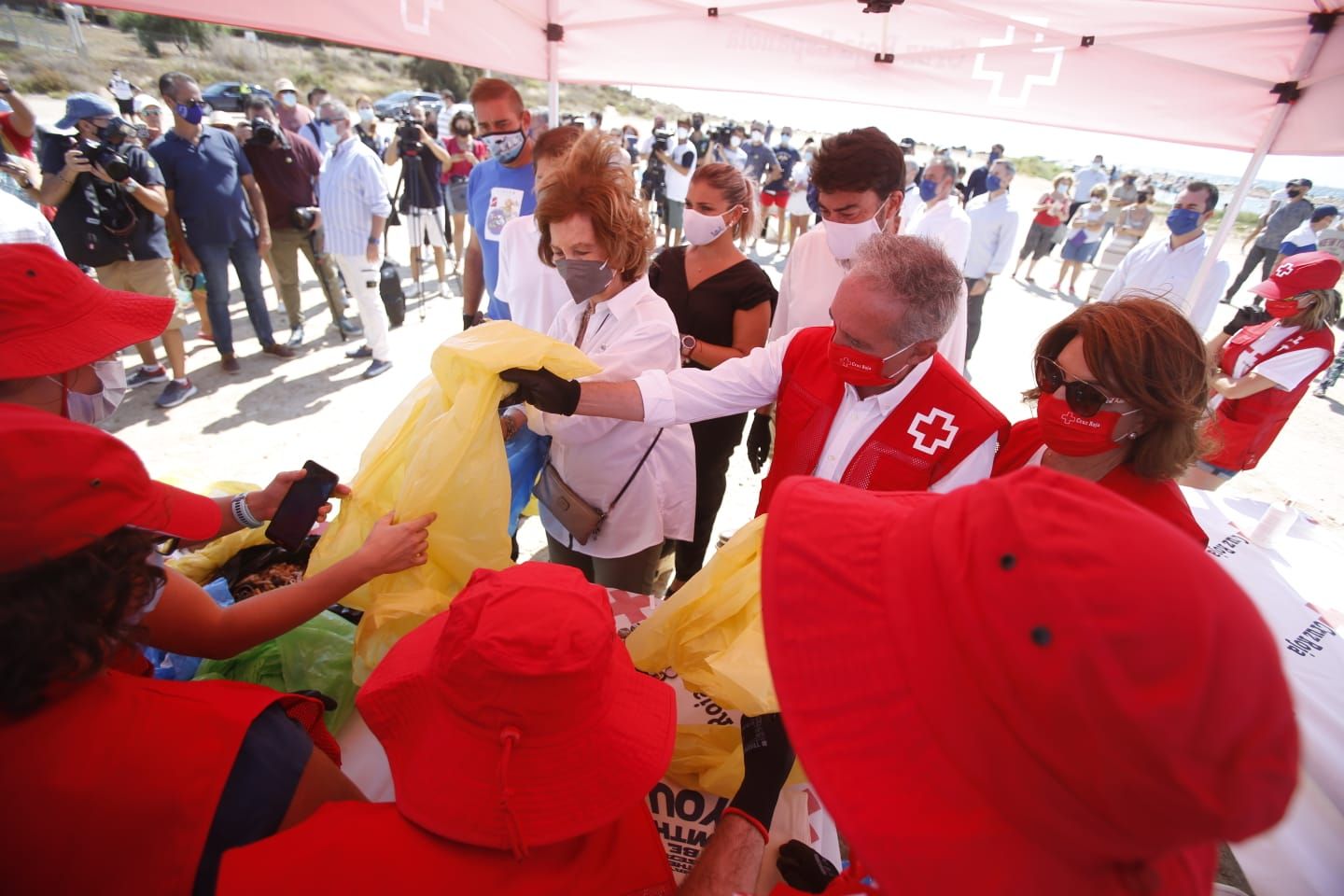 La Reina Sofía inicia en Alicante una recogida de residuos que llega a 300 puntos de España