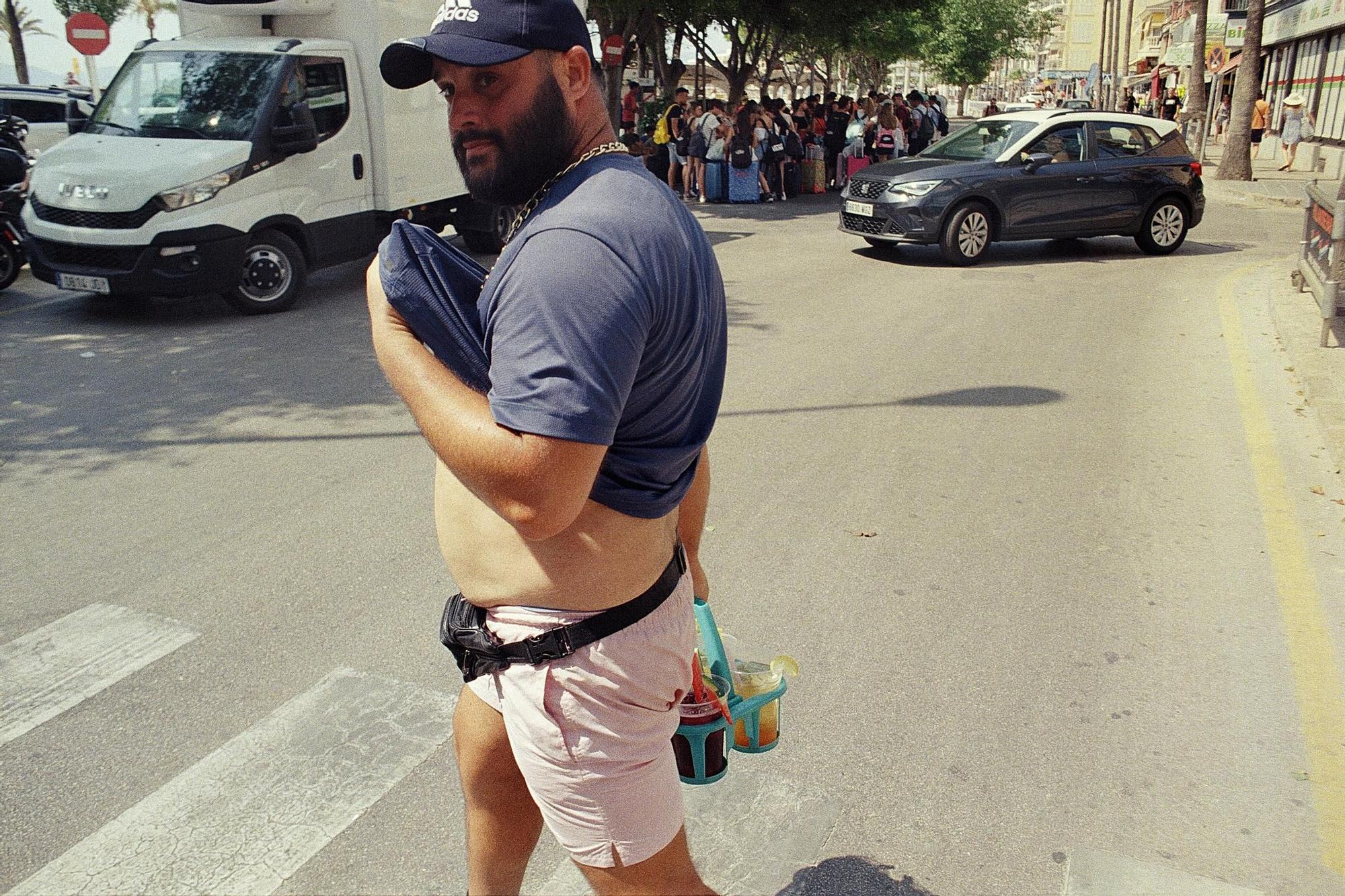 "Weine nicht, wenn der Pegel fällt": Bilder eines deutschen Straßenfotografen von der Playa de Palma auf Mallorca