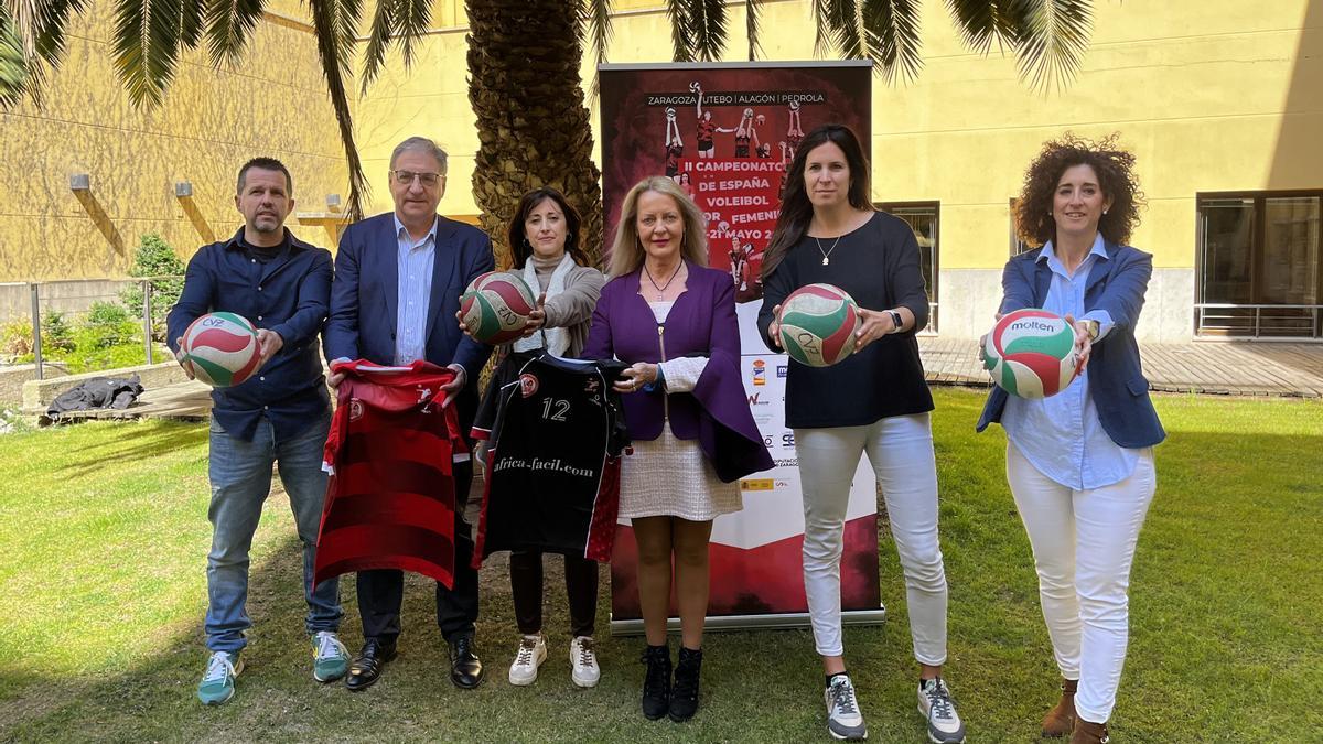 Algunos representantes de las instituciones colaboradoras y del voleibol aragonés, en la presentación del acto este lunes.