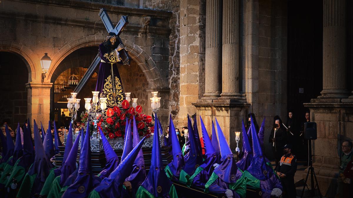 El Nazareno, a su salida del templo de Santo Domingo en Plasencia.