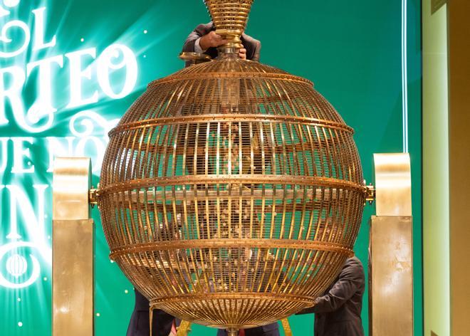 Un hombre prepara el bombo para el Sorteo Extraordinario de la Lotería de Navidad 2023 en el Teatro Real de Madrid.