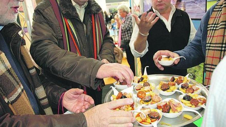 Un grupo de personas degusta fabada en Valladolid.