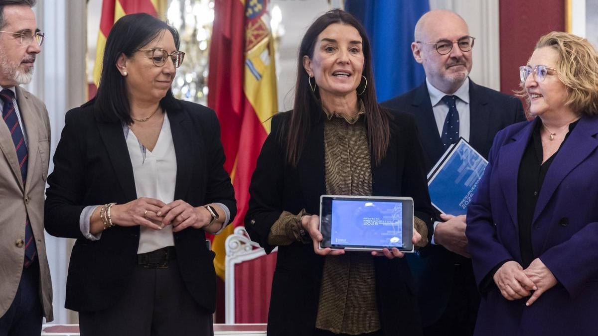La consellera de Hacienda, Ruth Merino, presenta los presupuestos autonómicos de 2025 ante las Cortes