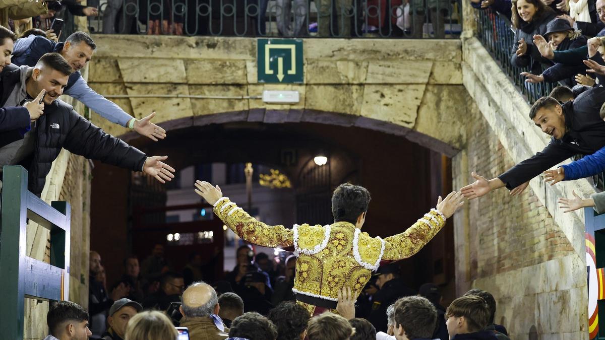 Salida a hombros de Tomás Rufo en València durante la corrida de Jandilla, que lidió toros de triunfo