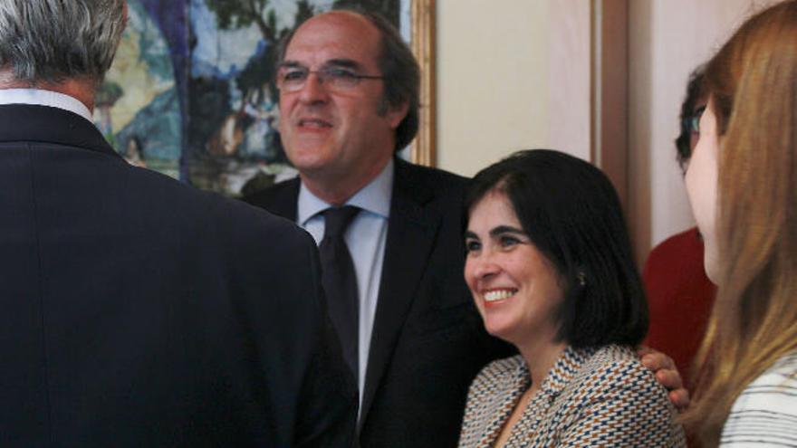 Carlina Darias en un receso de la reunión, con Ángel Gabilondo.