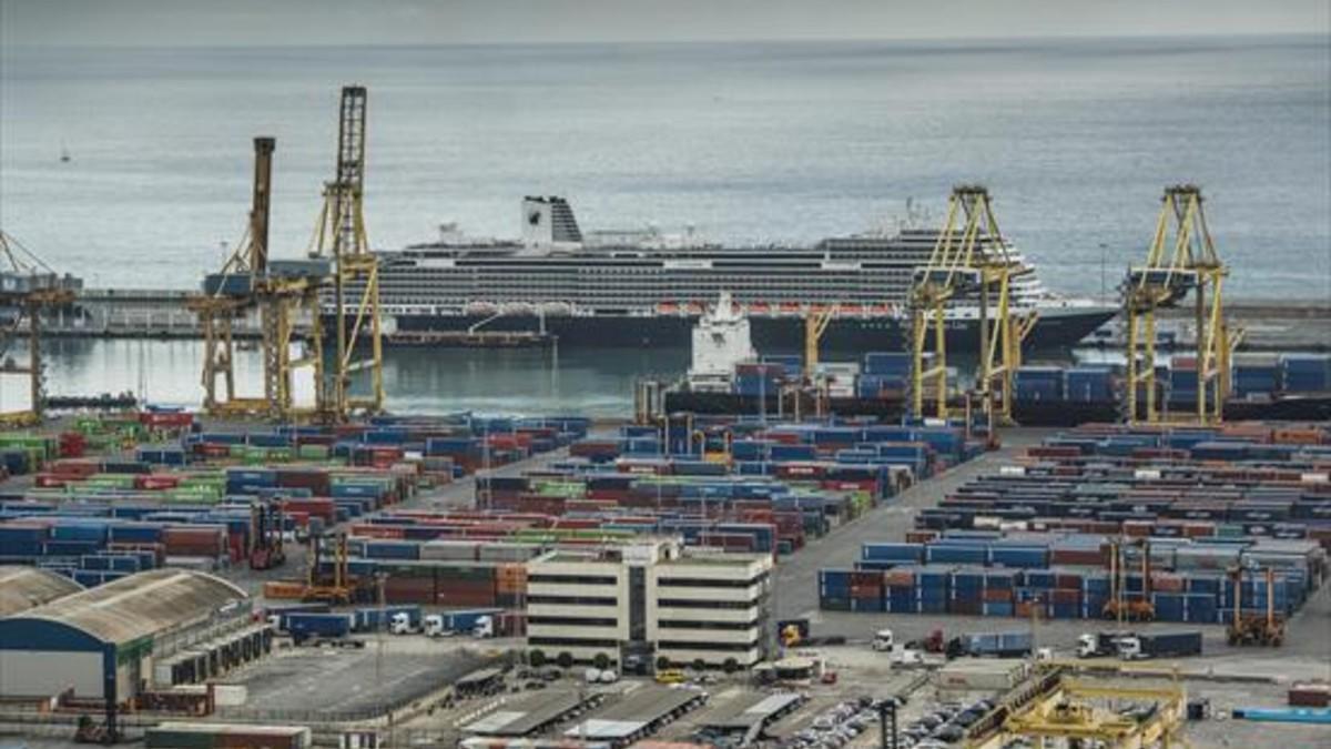 Vista parcial de la terminal de contenedores del puerto de Barcelona.