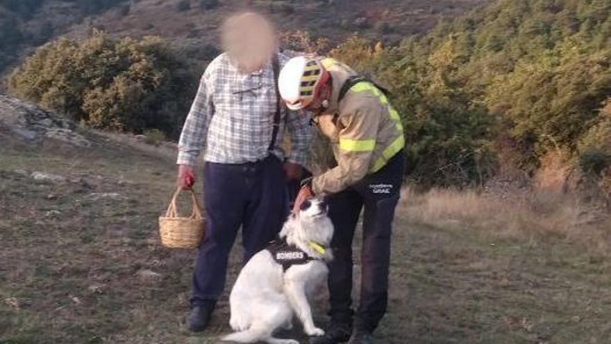 El Trau, membre del Grup Caní de Recerca, amb el boletaire que va ajudar a localitzar i un bomber