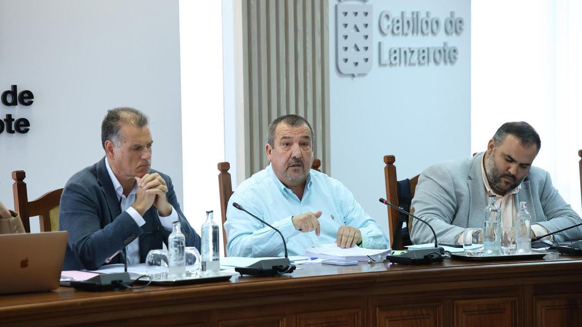 Miguel Angel Jimenez, consejero de Transporte del Cabildo de Lanzarote durante el pleno.