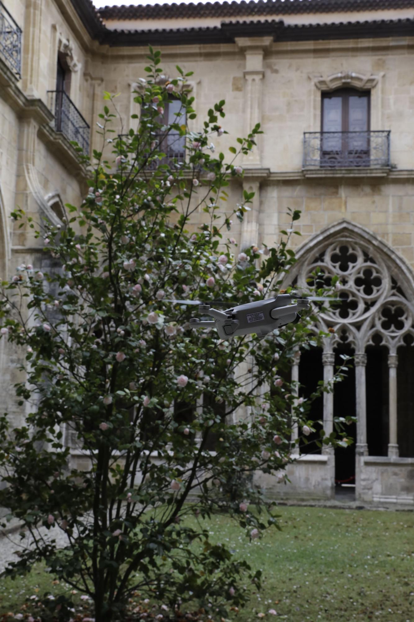 Drones volando en la Catedral de Oviedo: Iñaki Terán graba vídeos inéditos en el templo