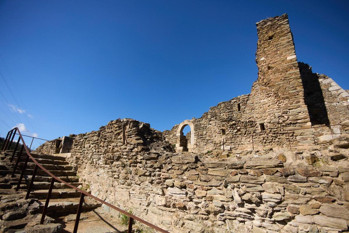 Un tram de muralla  de Cervià de Ter que apareix en el llibre 'Arquitectura medieval a la Llera del Ter'.
