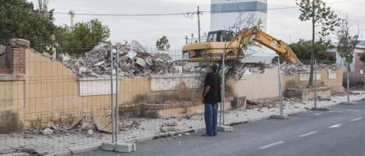 Imagen del complejo de antiguas viviendas donde ayer se iniciaron los derribos.