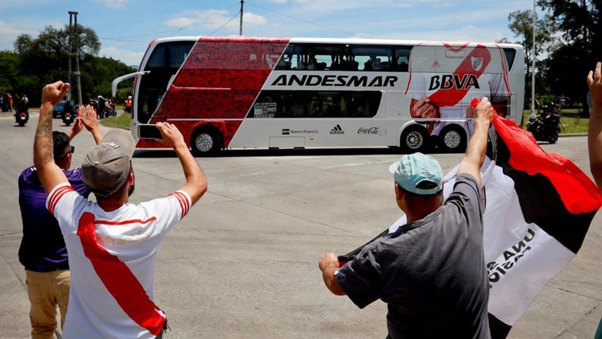 Unos pocos aficionados despidieron a River Plate en Buenos Aires