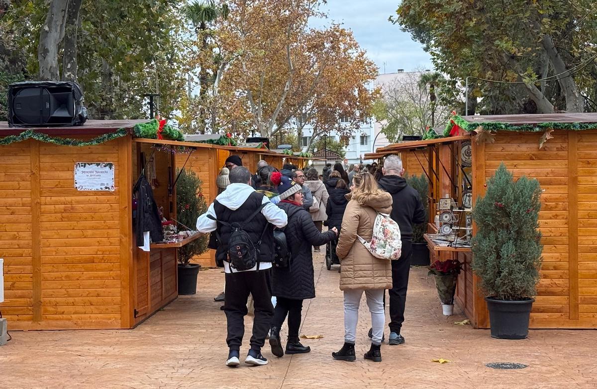 Asistentes a las actividades navideñas en el parque López de Ayala.