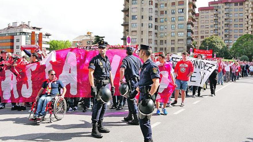 Un momento de la manifestación contra los gestores del club, iniciada una hora antes del partido con el Córdoba.